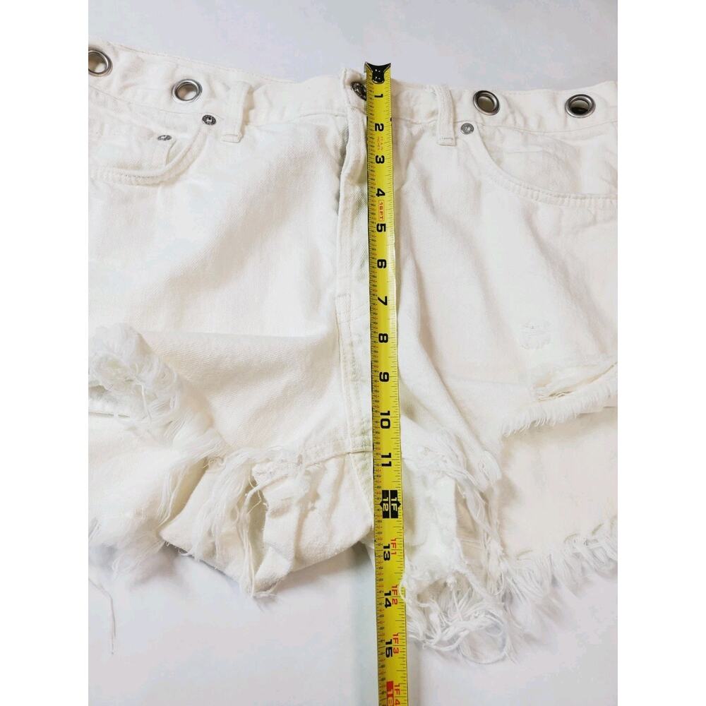 Free People Womens 31‎ Denim Shorts White Cut-offs Grommet Waist Distressed Jean - Picture 9 of 11